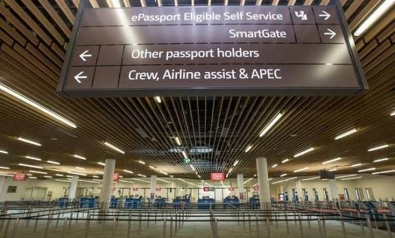 Carril exclusivo ABTC/APEC en aeropuerto de Japón — señalización "Lane for ABTC Holders"